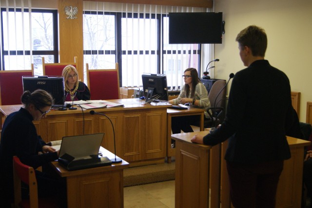 Sędzia Anna Torbińska przesłuchuje jedną z oskarżonych działaczek prozwierzęcych