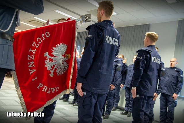 W piątek (15 listopada) szeregi lubuskiej policji zasilili kolejni stróże prawa, którzy z przeszli wszystkie etapy postępowania rekrutacyjnego. 30 funkcjonariuszy złożyło ślubowanie na sztandar Komendy Wojewódzkiej Policji w Gorzowie Wlkp. Już za kilka dni rozpoczną szkolenie podstawowe, by po jego ukończeniu skutecznie i profesjonalnie służyć społeczeństwu.Kolejna grupa policjantów złożyła w Komendzie Wojewódzkiej Policji w Gorzowie Wlkp. ślubowanie, wypowiadając słowa przysięgi. Nowi funkcjonariusze zasilili szeregi jednostek w Gorzowie, Zielonej Górze, Nowej Soli, Strzelcach Krajeńskich, Sulęcinie, Świebodzinie, Wschowie, Żarach, Żaganiu oraz oddziałów prewencji. Policjantom towarzyszyli najbliżsi. Dla wielu z nich wydarzenie to było zwieńczeniem wielomiesięcznych starań i spełnieniem zawodowych marzeń. Uroczystość zgromadziła kadrę kierowniczą lubuskiej policji. Wzięli w niej udział również m.in. przedstawiciele Lubuskiego Urzędu Wojewódzkiego. Słowa powitania do nowo przyjętych funkcjonariuszy skierował pierwszy zastępca komendanta wojewódzkiego policji w Gorzowie Wlkp. mł. insp. Bogdan Piotrowicz: „...z wielką radością przyjmujemy Was w nasze szeregi i z wielką radością przyjmuje Was społeczność Ziemi Lubuskiej. Życzę Wam, abyście – czerpiąc z doświadczeń oraz zawodowych dokonań starszych kolegów – odnosili wiele sukcesów. Nie bójcie się wyzwań, zawsze kierujcie się dobrem drugiego człowieka, empatią i wyrozumiałością. Przyjmijcie również życzenia wytrwałości, a w niedalekiej przyszłości zasłużonych awansów. Powodzenia!” Młodzi policjanci 21 listopada rozpoczną szkolenie podstawowe, które przygotuje ich do pełnienia służby policyjnej. W Szkole Policji w Pile spędzą najbliższe sześć miesięcy. Po powrocie i adaptacji będą pełnić służbę w swoich jednostkach macierzystych.