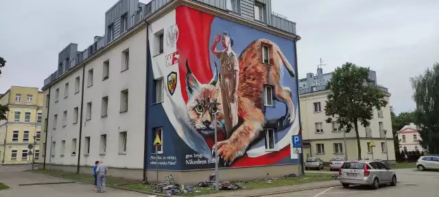 Białostocki mural poświęcony generałowi Nikodemowi Sulikowi zlokalizowany jest przy ulicy Kawaleryjskiej.