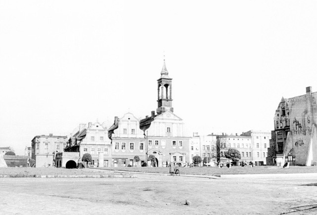 Jak zmieniał się ratusz w Kluczborku na przestrzeni lat? Rok 1957.