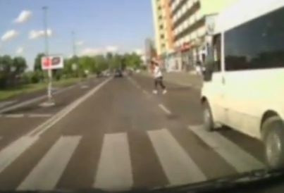 Ul. Bohaterów Monte Cassino. Dziecko wyskoczyło na ulicę (wideo)