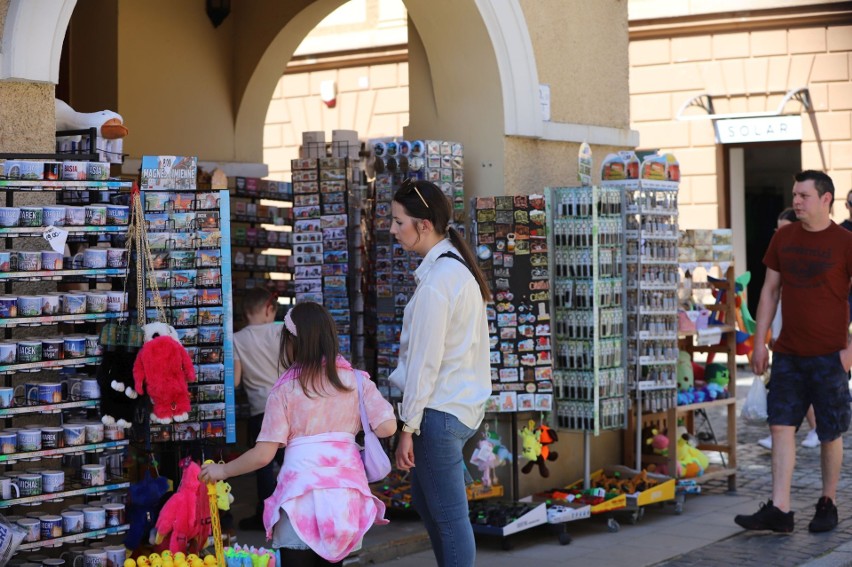 Turyści w Sandomierzu w niedzielę, 23 kwietnia uchwyceni przez obiektyw naszego fotoreportera. Tłumnie zwiedzali miasto. Zobacz zdjęcia