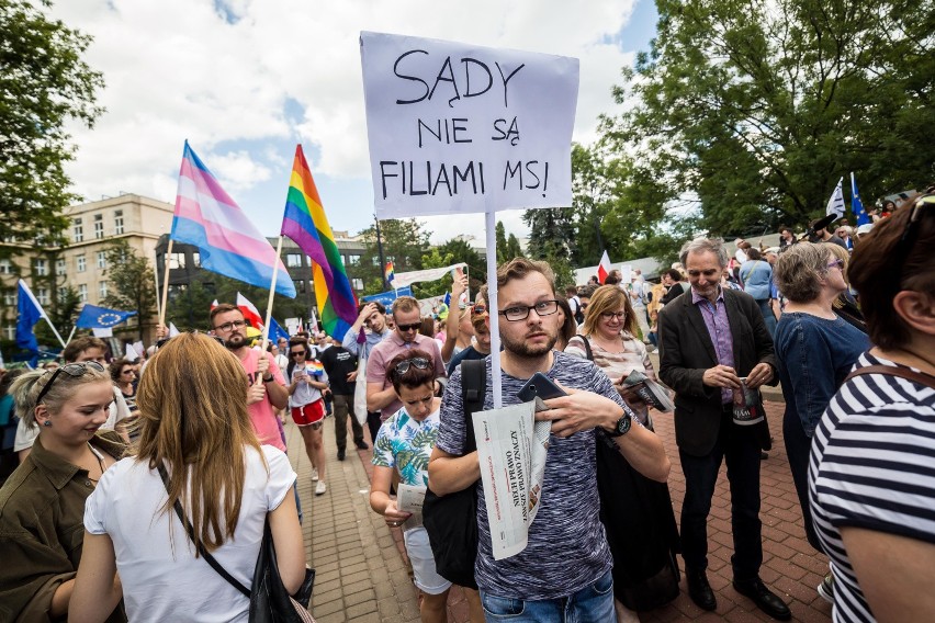 Protest przed Sejmem ws. zmian w sądownictwie [ZDJĘCIA] Demonstracja KOD i Obywateli RP w Warszawie