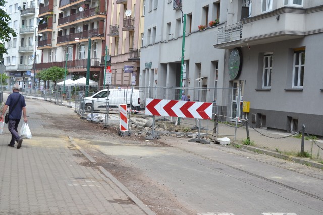 Na ulicy Małachowskiego w Sosnowcu nie spotkamy obecnie pracowników remontujących torowisko. Prace zostały wstrzymane. Zobacz kolejne zdjęcia. Przesuń w prawo - wciśnij strzałkę lub przycisk NASTĘPNE