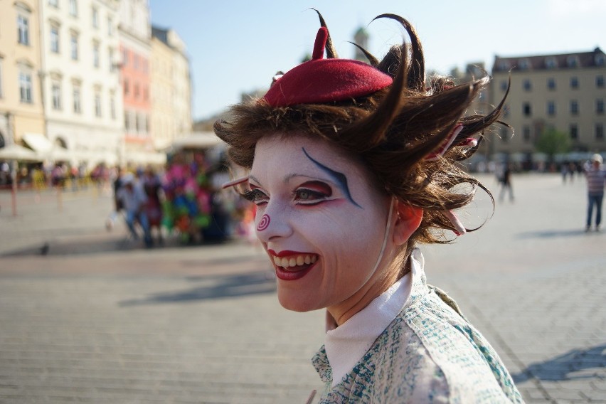 Kraków. Cirque du Soleil zaczarowali przechodniów na Rynku Głównym [ZDJĘCIA, WIDEO]