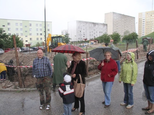 Mieszkańcy bloków przy ulicy Jana Nowaka-Jeziorańskiego 129 i 133 w Kielcach nie zgadzają się na budowę garaży przed ich oknami. Pod protestem zebrali ponad 100 podpisów.