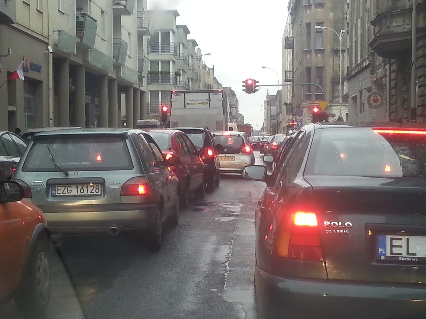 Opel zablokował ruch na ul. Nawrot! Radzimy omijać to miejsce [zdjęcia]