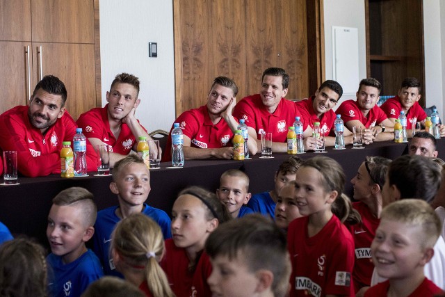 Zwycięzcy turnieju „Z Podwórka na Stadion o Puchar Tymbarku” w nagrodę spotkali się reprezentantami Polski przed meczem z Litwą