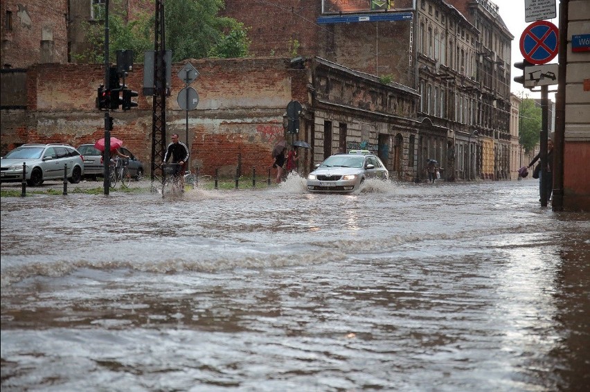 Burze w Łodzi, zalane ulice. Łódź podwodna, czyli... pokochajmy ulewy?