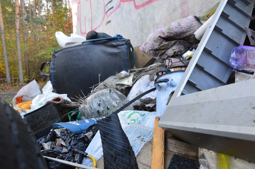 Śmieci przy garażach na ul. Zawadzkiego Zośki