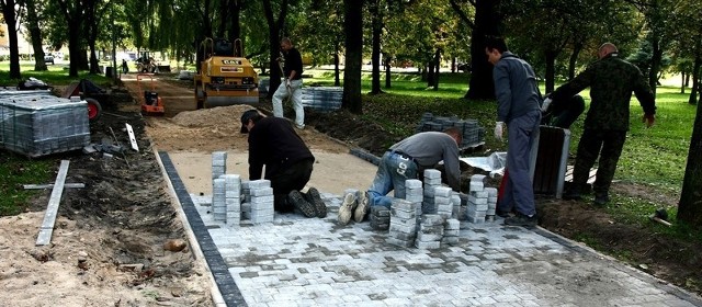 W parku Antoniuk robotnicy kończą układanie nowych ścieżek. W ciągu dwóch lat ma zacząć się gruntowna modernizacja tego kompleksu rekreacyjnego.