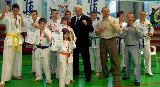 Sandomierska reprezentacja karateków w Hrubieszowie &#8211; pamiątkowe zdjęcie.