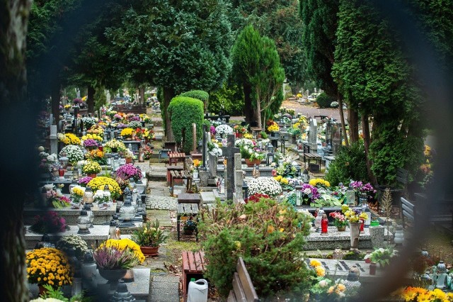 W tej chwili po cmentarzu krąży sporo osób oferujących różne usługi. Lepiej jednak zastanowić się przed powierzeniem pieniędzy przypadkowo spotkanym obcym osobom