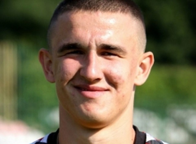 Kamil Mech to 20-letni piłkarz, najczęściej ustawiany jest w defensywie. Na koncie ma występy w drugim zespole Korony Kielce. Ma zasilić Olimpię Pogoń Staszów. 