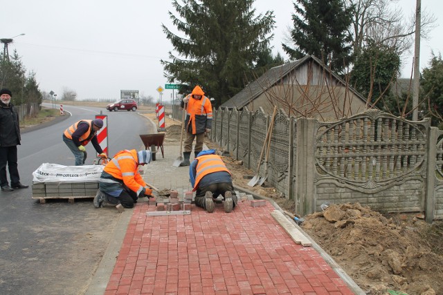 Jeszcze w tym miesiącu planowane jest zakończenie budowy chodników w Kamiennej Woli i Kolonii Ossie, obok drogi nr 48.