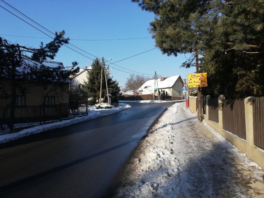 Piesi zagrożeni na pasach. Znaki na drodze powiatowej w Rudawie ścierają się notorycznie