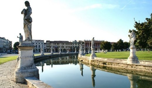 Prato della Valle to rozległy plac miejski otoczony fosą. Zdobią go naturalnej wielkości posągi zasłużonych obywateli Padwy