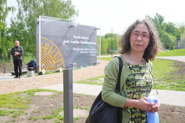 Agnieszka Kołakowska odsłoniła tablicę, na której widnieje cytat z Leszka Kołakowskiego: "Najmądrzejsi  ludzie  na świecie pochodzą z Radomia&#8221;.