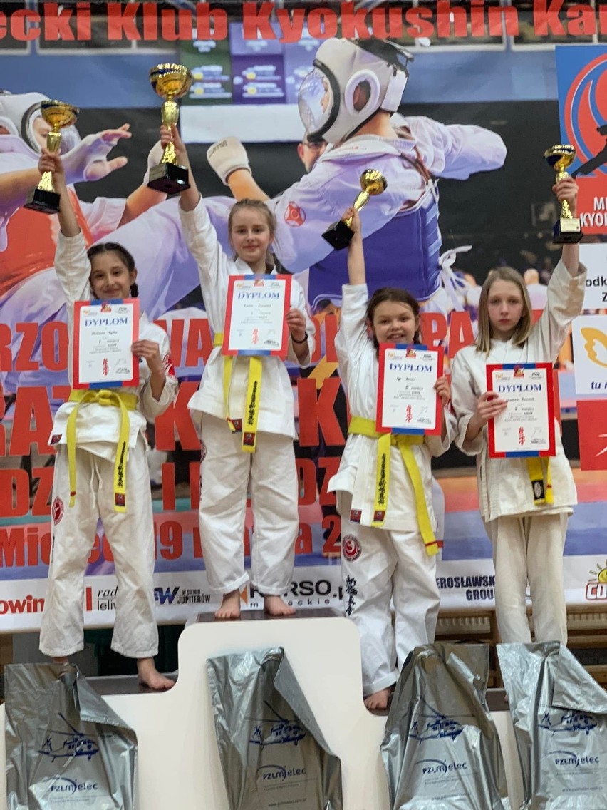 25 medali dla Kieleckiego Klubu Sportowego Karate na Mistrzostwach Podkarpacia. Zobacz zdjęcia z wręczenia pucharów i kulis zawodów 