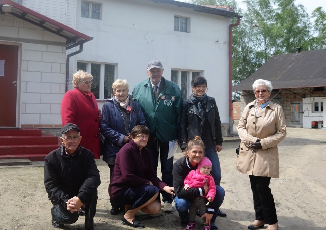 Pamiątkowa fotografia przed rodzinnym domem Modrzyńskich w Srebrnikach, po przebudowie zakryto dawną czerwoną cegłę