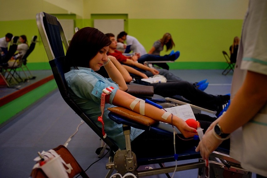 Wampiriada na uczelniach w Poznaniu: Studenci oddają krew, nie wychodząc z kampusu