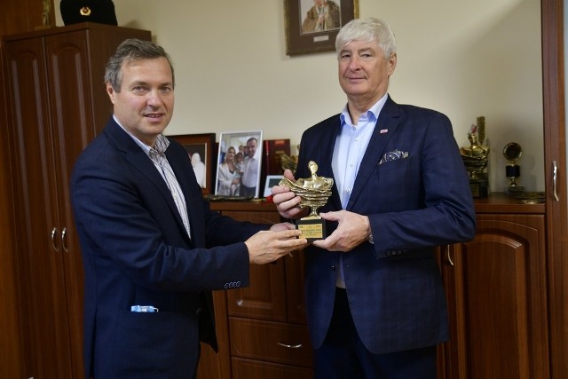 Nagrodę z rąk Sławomira Baćkowskiego, dyrektora oddziału „Echa Dnia” odebrał Władysław Czarnecki, wójt gminy Gielniów (z prawej).