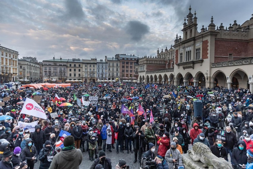 Na krakowskim Rynku demonstrowali przeciwnicy ustawy "lex TVN"