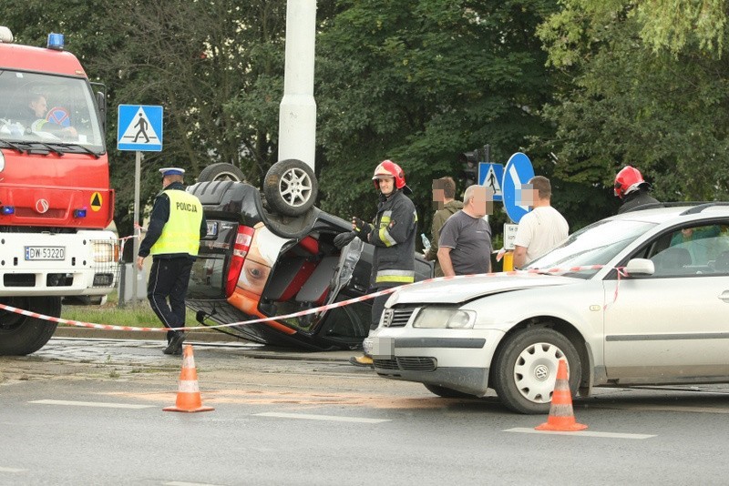 Wypadek na skrzyżowaniu Dubois i Kurkowej. Dachował fiat  (ZDJĘCIA)