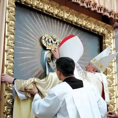 Białostocki braz Matki Boskiej Miłosierdzia jest dość wierną kopią obrazu Matki Boskiej Ostrobramskiej