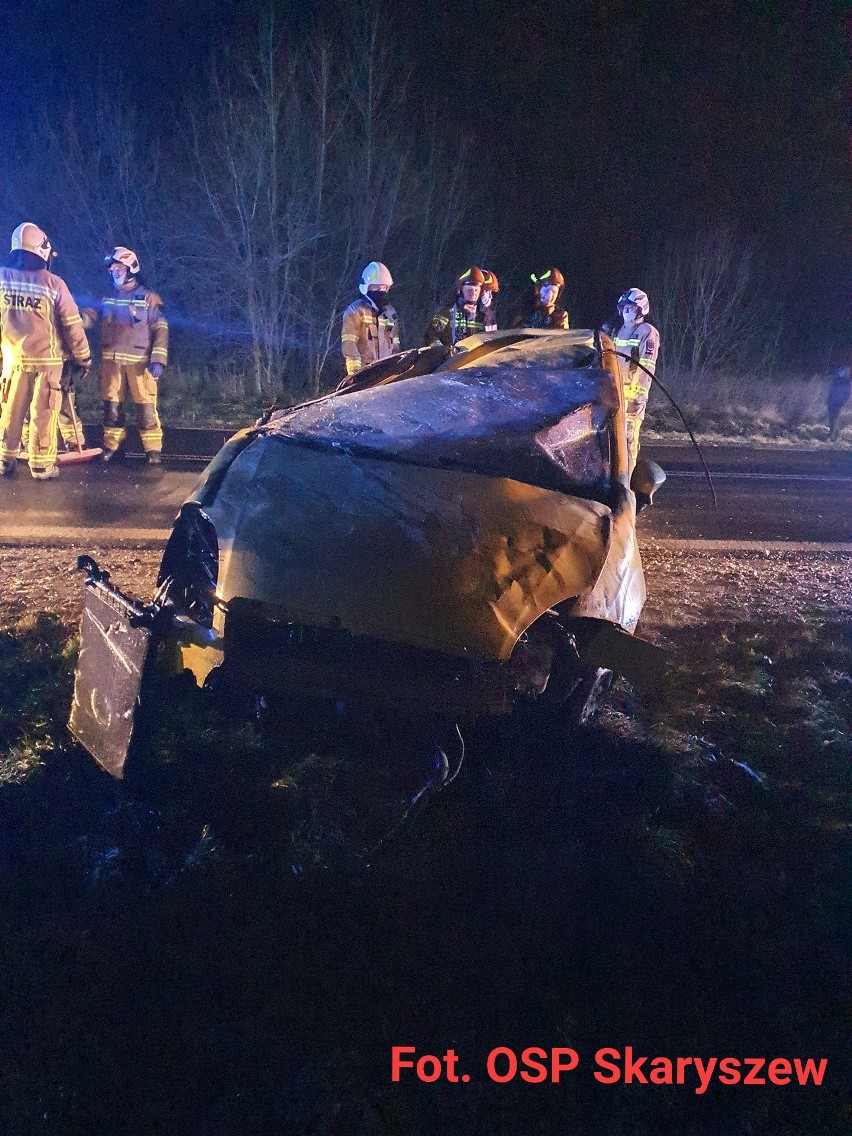 Wypadek w Skaryszewie. Nocne dachowanie osobówki na drodze krajowej numer 9. Kierowca uciekł z miejsca zdarzenia 