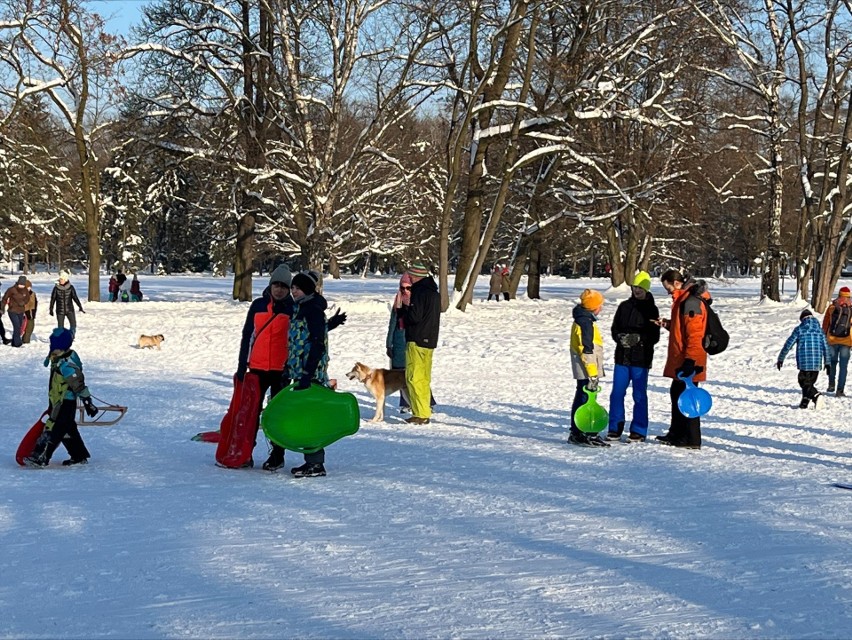 Kraków. Park Jordana w zimowej szacie przyciągnął tłumy entuzjastów śnieżnych zabaw