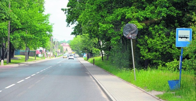 Miały być wydzielone pasy dla rowerów. Jest tylko linia na środku jezdni.