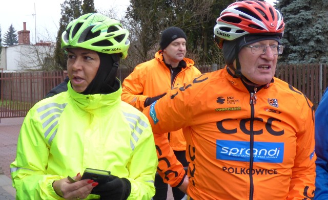Buszczanin Stanisław Walasek (z prawej) jest pomysłodawcą Noworocznego Rajdu Rowerowego. Beata Tometczak, jedyna kobieta w męskim gronie cyklistów, startuje w tej imprezie po raz drugi z rzędu.