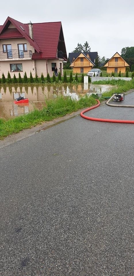 Podhale. Po ulewach deszczu pojawiły się pierwsze sygnały o podtopieniach [ZDJĘCIA]