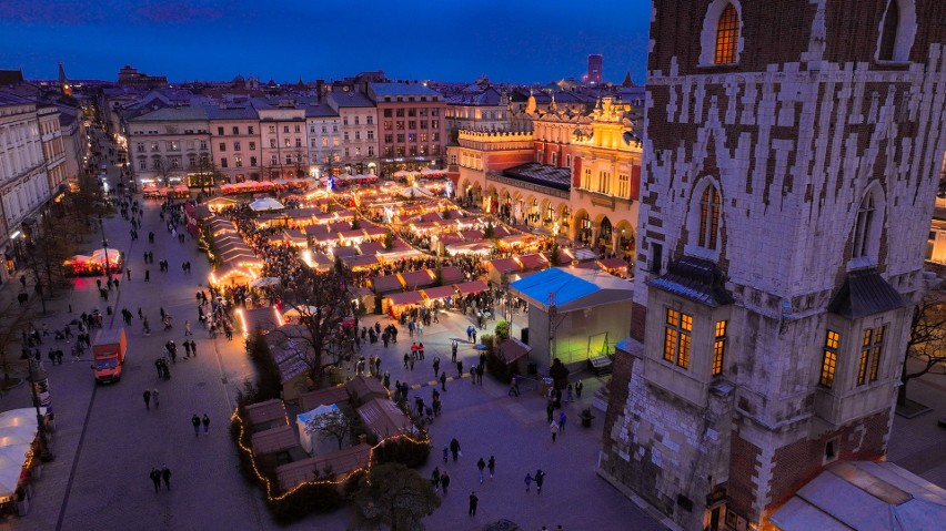 Oto bajkowa duma Krakowa. Jeden z najpiękniejszych Jarmarków Bożonarodzeniowych na świecie znajduje się na Rynku Głównym 2.12.2023