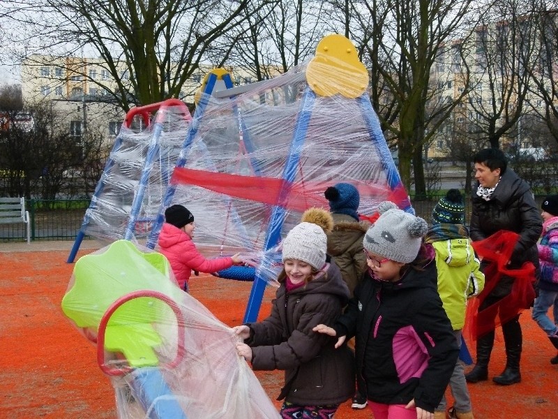 Odnowiony park Podolski za prawie milion złotych. Dzieci „rozpakowały” plac zabaw