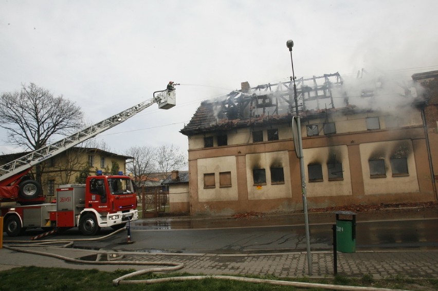 Wielki pożar w Legnicy. Przy ulicy Kartuskiej spłonęła była stolarnia PKP (ZDJĘCIA)