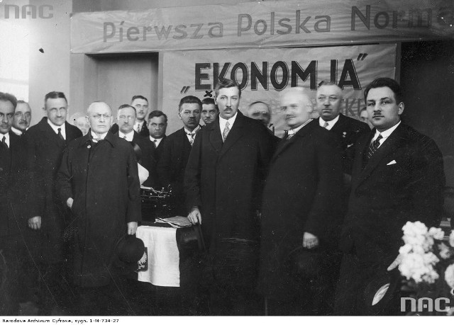 Eugeniusz Kwiatkowski (w środku, z wąsem) na Międzynarodowe Targi Poznańskich, 1930 rok