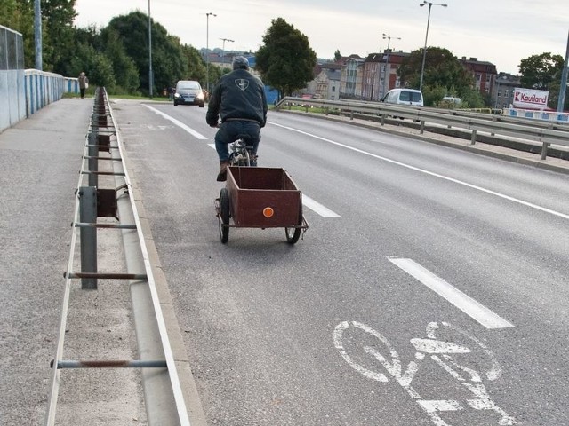 Część rowerzystów jeździ ścieżkami na wiadukcie pod prąd. Fot. Łukasz Capar