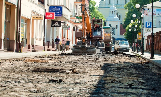 Kamienne łby z ulicy Klasztornej pojadą na składowisko w Sulnówku. W razie potrzeby, będą wykorzystywane.