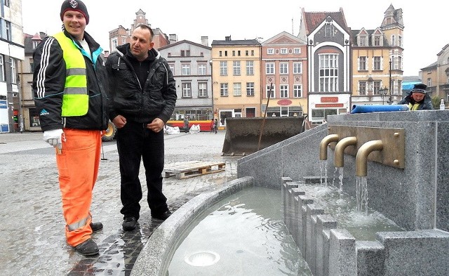 Tomasz Kornacki (z prawej) i Karol Ziętara z Prasbetu obok działającej już kaskady wodnej przy pomniku