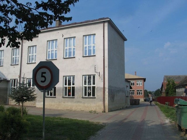 Budynek Gimnazjum w Sokolnikach w gm. Gorzyce, (na pierwszym planie) był zalany na wysokości ponad dwóch metrów. Klasy suszą się, a dyrekcja czeka na wkroczenie ekip remontowych.