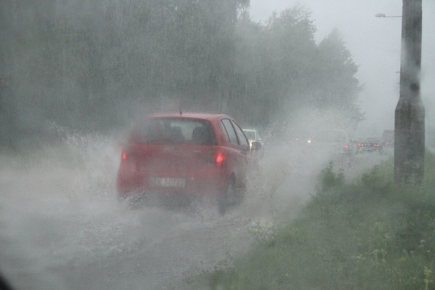  Czwartkowa ulewa w Kielcach. Ulice jak rzeki (zdjęcia fotoreportera Echa Dnia)  