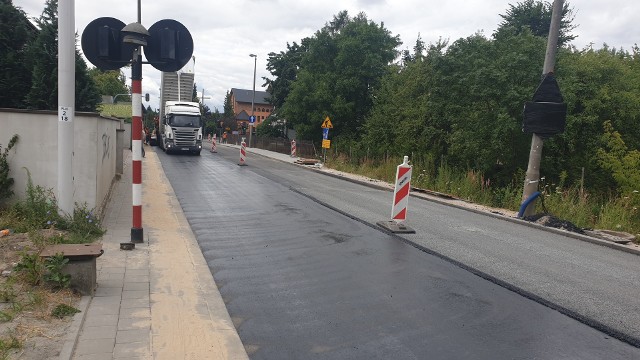 W poniedziałek na ul. Rokicińskiej od ul. Malowniczej do przejazdu kolejowego na za ul. Gajcego położono ostatnią warstwę asfaltu. Zobacz zdjęcia