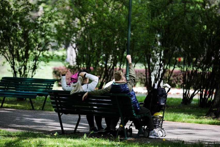 Kraków. Po deszczu przyszło słońce, więc mieszkańcy odpoczywają w parkach i na Błoniach [ZDJĘCIA]