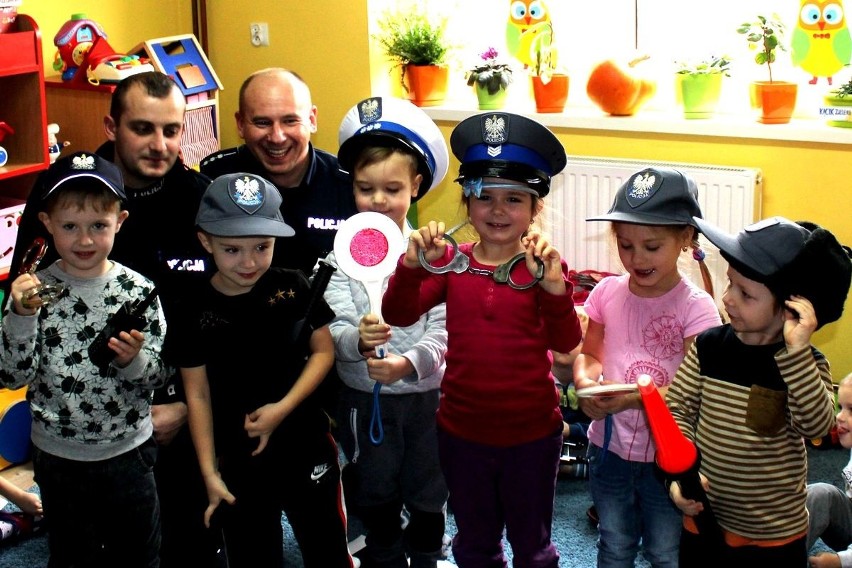 Przedszkolacy w Lipnie i Bobrownikach najchętniej mierzyli policyjną czapkę 