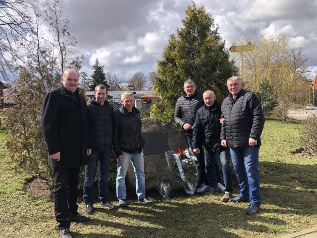 Przy obelisku A. Antkiewicza stoją od lewej: Sławomir Kozłowski, Jerzy Walczuk, K. Adach, M. Pałucki, J. Kowalewski, Antoni Pałucki