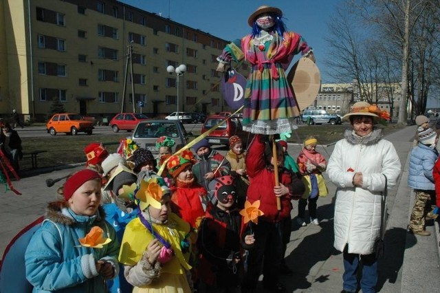 Za najbardziej efektowny korowód  wiosenny jury uznało grupę pierwszoklasistów z ozimeckiej &#8222;jedynki&#8221;. Na zdjęciu dzieci ze swoją marzanną i opiekunką Krystyną Juraszek.