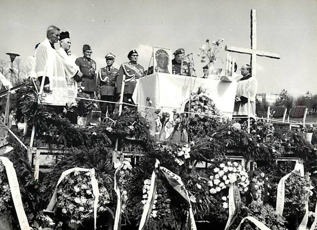 a miasteckiej komisji oświaty i kultury radny Witold Zajst złożył wniosek, aby plac rekreacyjny nazywany potocznie od lat „kaczym dołkiem” nosił nazwę Plac Rekreacyjny im. NSZZ Solidarność Ziemi Miasteckiej. - 9 maja br. minie czterdziesta rocznica wielkiej patriotycznej mszy odprawionej na tym placu (msza odbyła się 9 maja 1981 r. – dop. redakcji). W Miastku „Solidarność” nie ma miejsca swojego imienia – mówił na komisji radny Witold Zajst. Komisja ma zając się tym wnioskiem na kolejnym posiedzeniu.