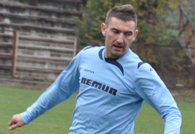 Michał Bała strzelił dla Wiernej Małogoszcz trzeciego gola w spotkaniu z Moravią Morawica.